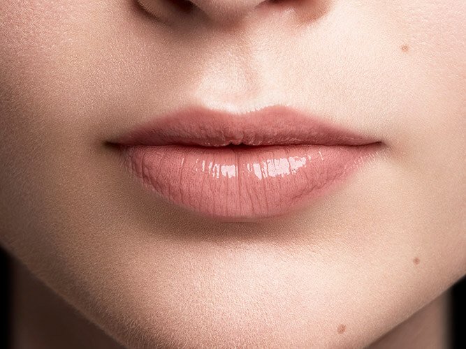Rossetto Color Riche Shine 642 MLBB Applicazione Pelle Chiara